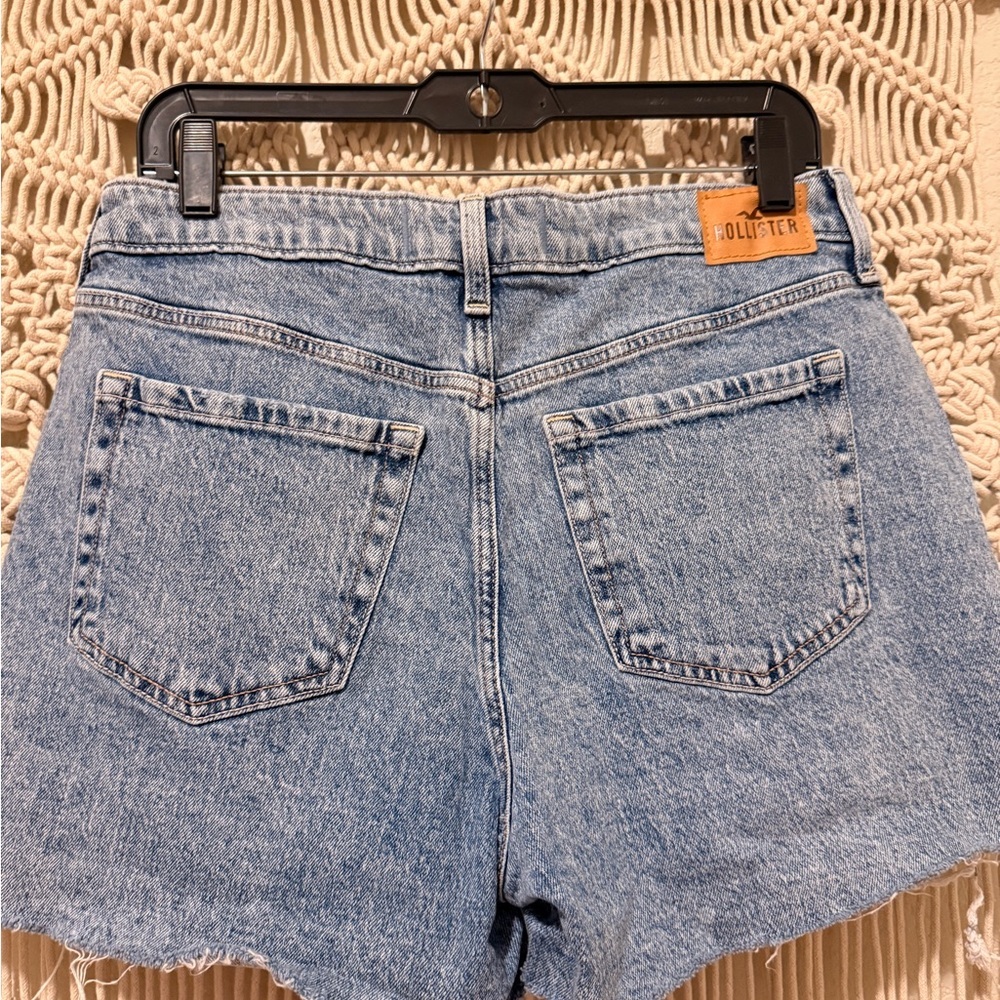 Hollister Women’s Light Blue Jean Shorts – Ultra High Rise Mom Shorts w/ Raw Hem